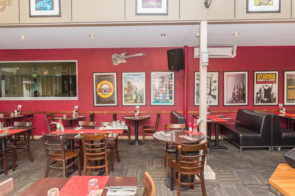 Ramada By Wyndham Hervey Bay Dış mekan fotoğraf Interior of a typical Red Robin restaurant