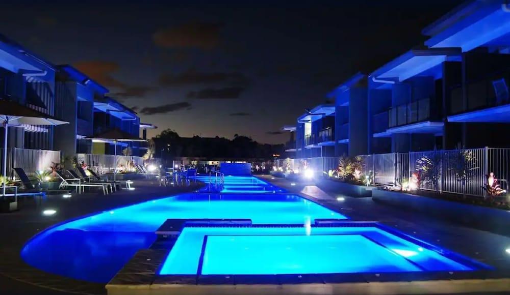 Ramada By Wyndham Hervey Bay Dış mekan fotoğraf The pool at night