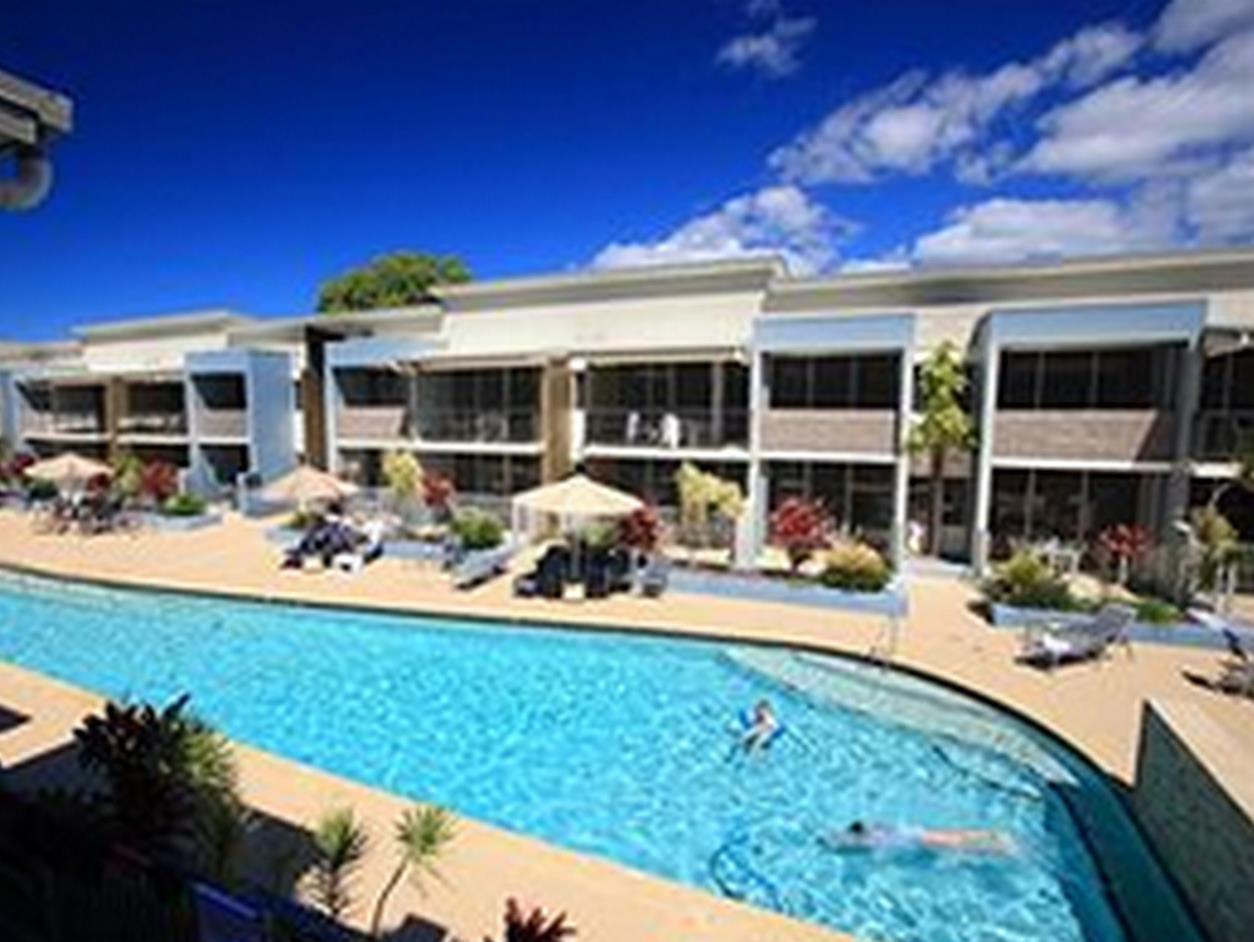 Ramada By Wyndham Hervey Bay Dış mekan fotoğraf The pool at the hotel