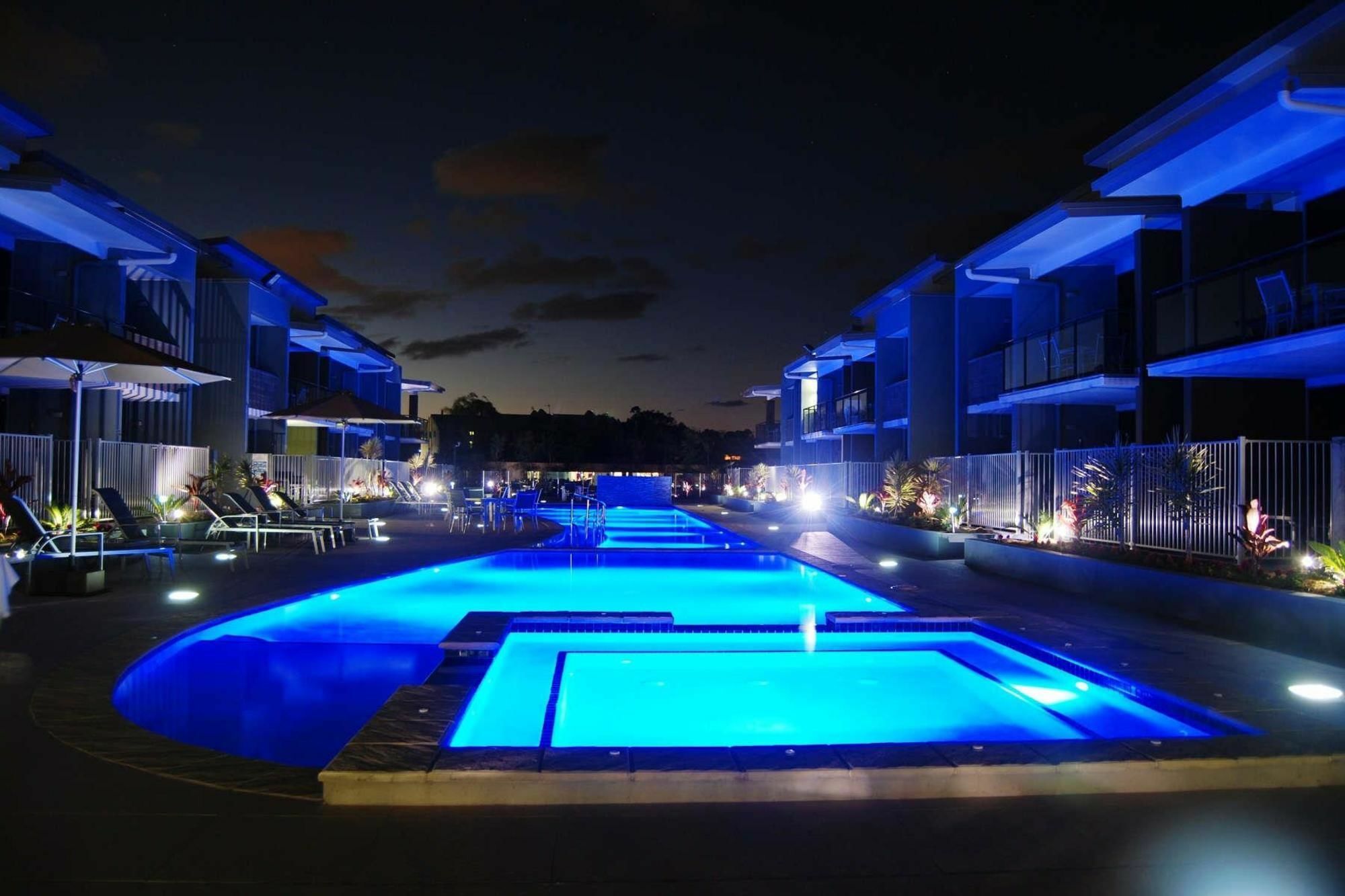 Ramada By Wyndham Hervey Bay Dış mekan fotoğraf The pool at the Blue Sky Inn