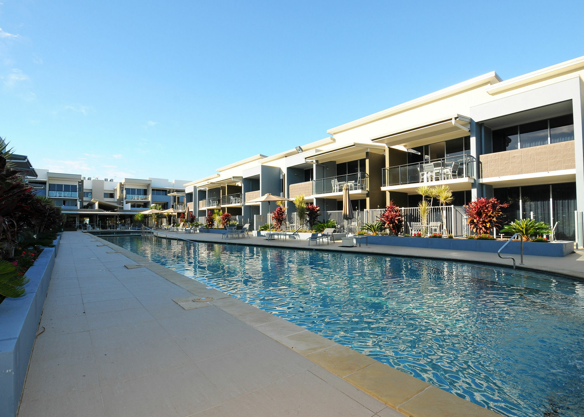 Ramada By Wyndham Hervey Bay Dış mekan fotoğraf The pool at the Mantra on Saltwater Island